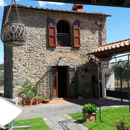 Casina In Pietra بيت للعطل